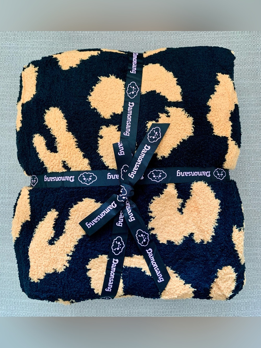 Leopard-Print Plush Throw Blanket in Black & Tan 50x60